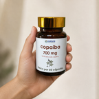 Aceite Copaiba Caps — el envase sostenido en una mano, para ver su tamaño real