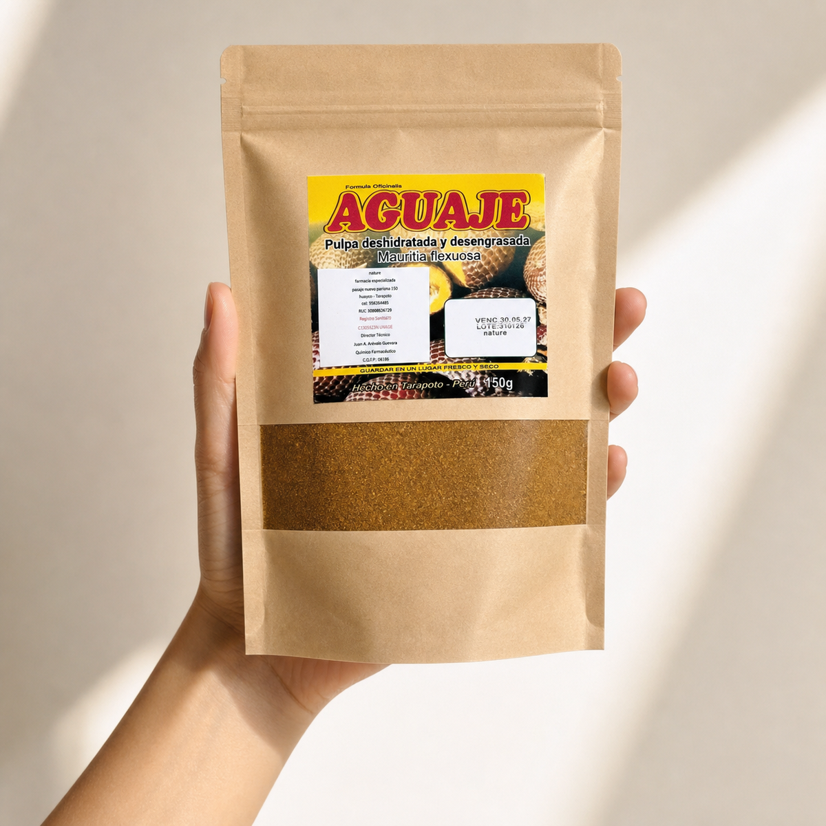 Aguaje – Mauritia flexuosa — el envase sostenido en una mano, para ver su tamaño real