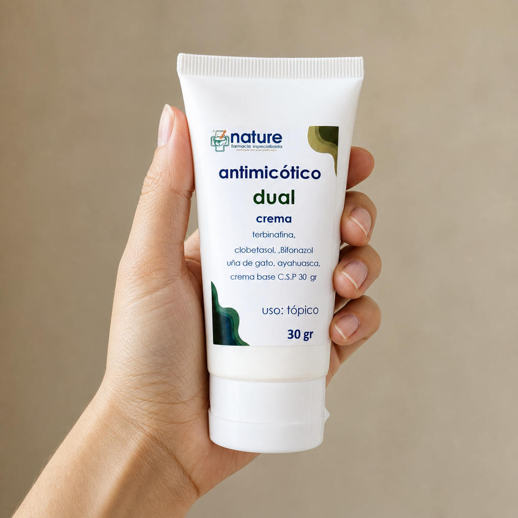 Antimicótico Dual – Crema — el envase sostenido en una mano, para ver su tamaño real