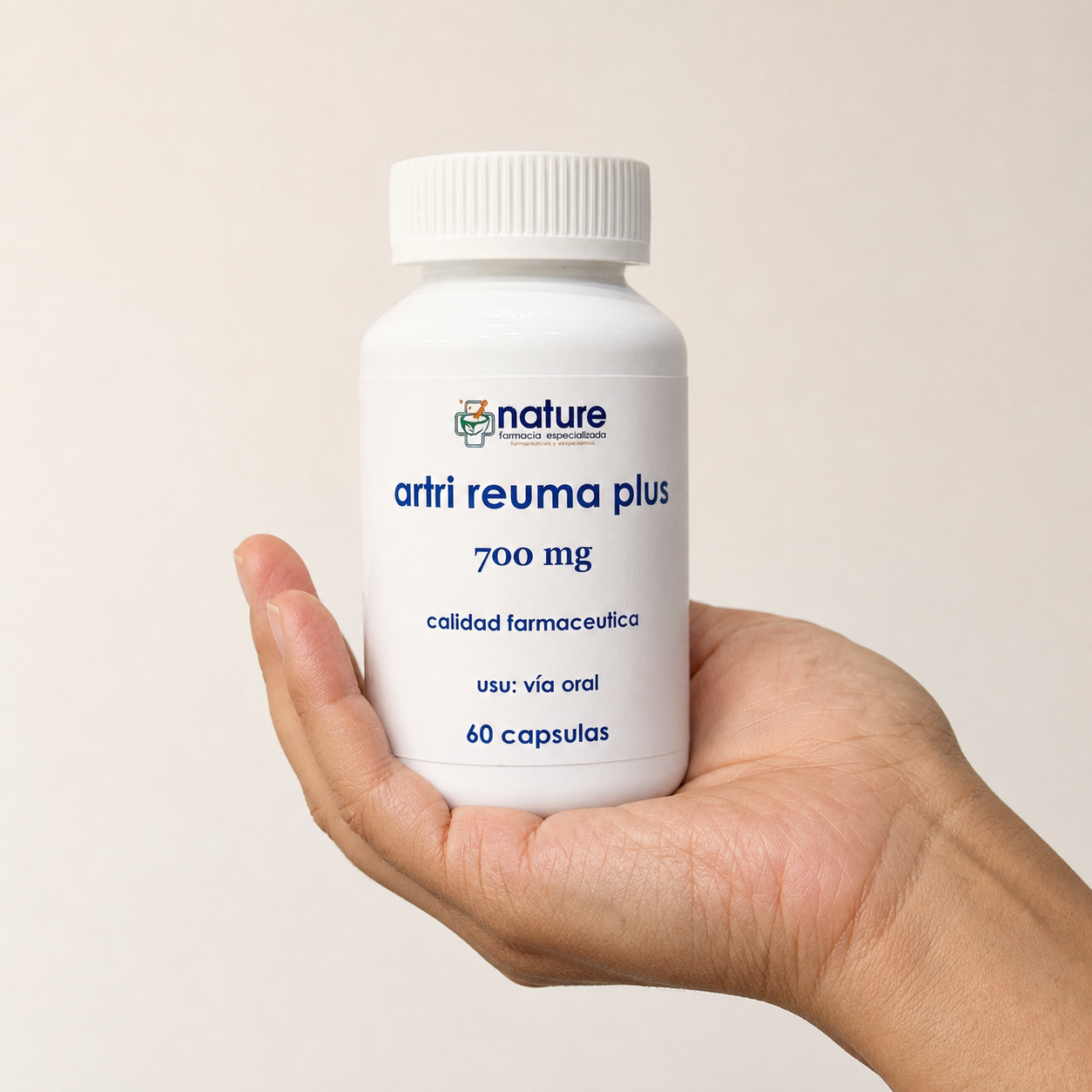 Artri Reuma Plus — el frasco sostenido en una mano, para ver su tamaño real
