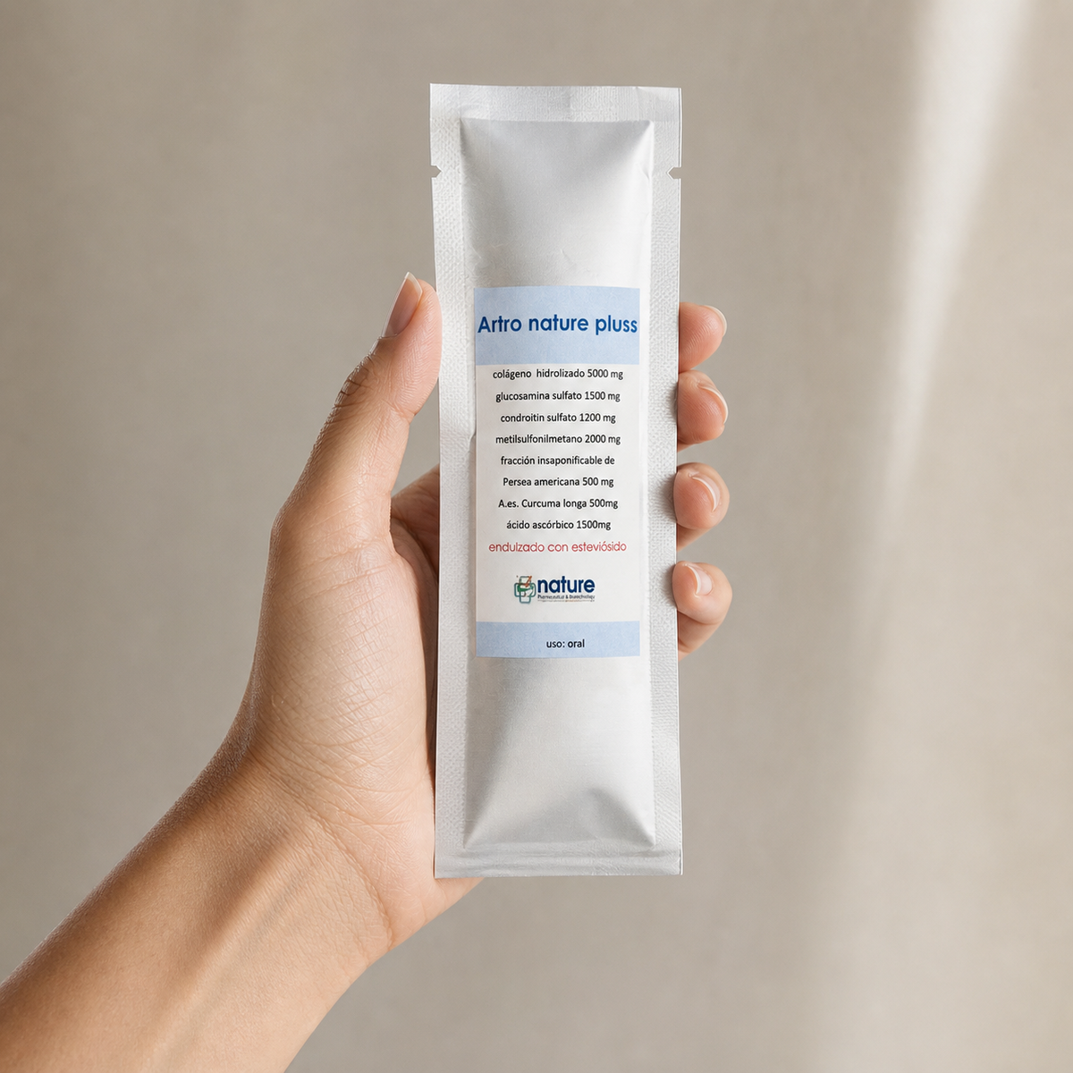Artronature Plus – Sachet de uso oral — el envase sostenido en una mano, para ver su tamaño real
