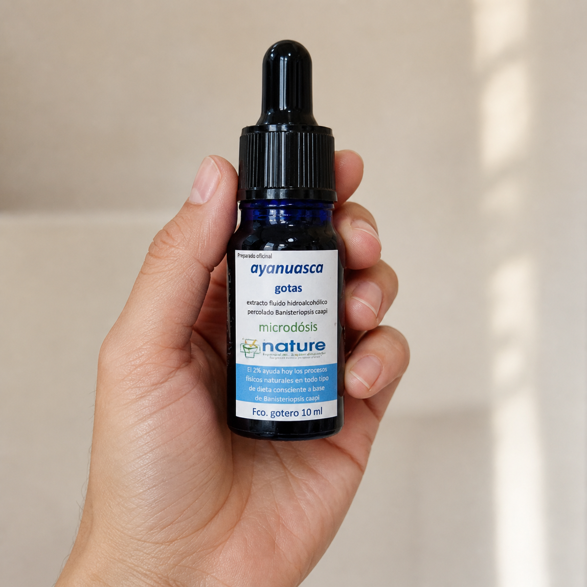 Ayahuasca gotas Fco.10ml — el envase sostenido en una mano, para ver su tamaño real