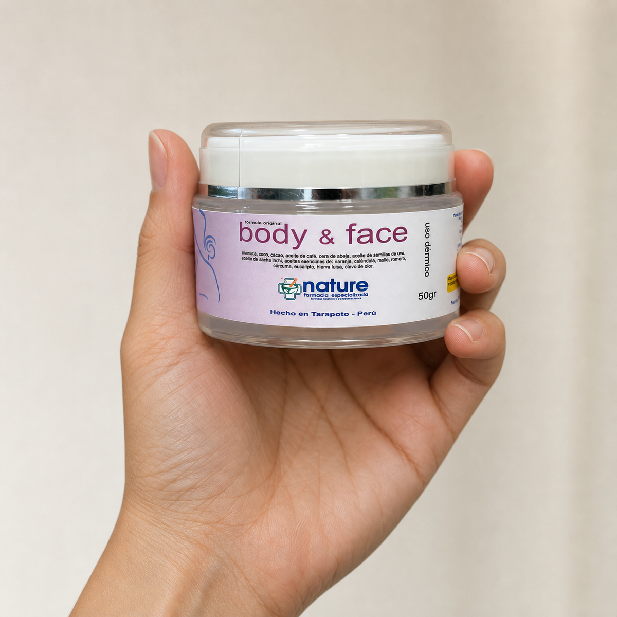 Body & Face – Copaíba, Coco y Cacao — el envase sostenido en una mano, para ver su tamaño real