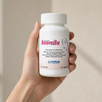 Boonita — el envase sostenido en una mano, para ver su tamaño real