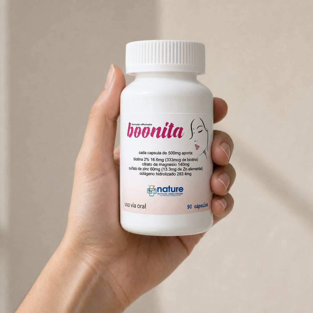 Boonita — el envase sostenido en una mano, para ver su tamaño real