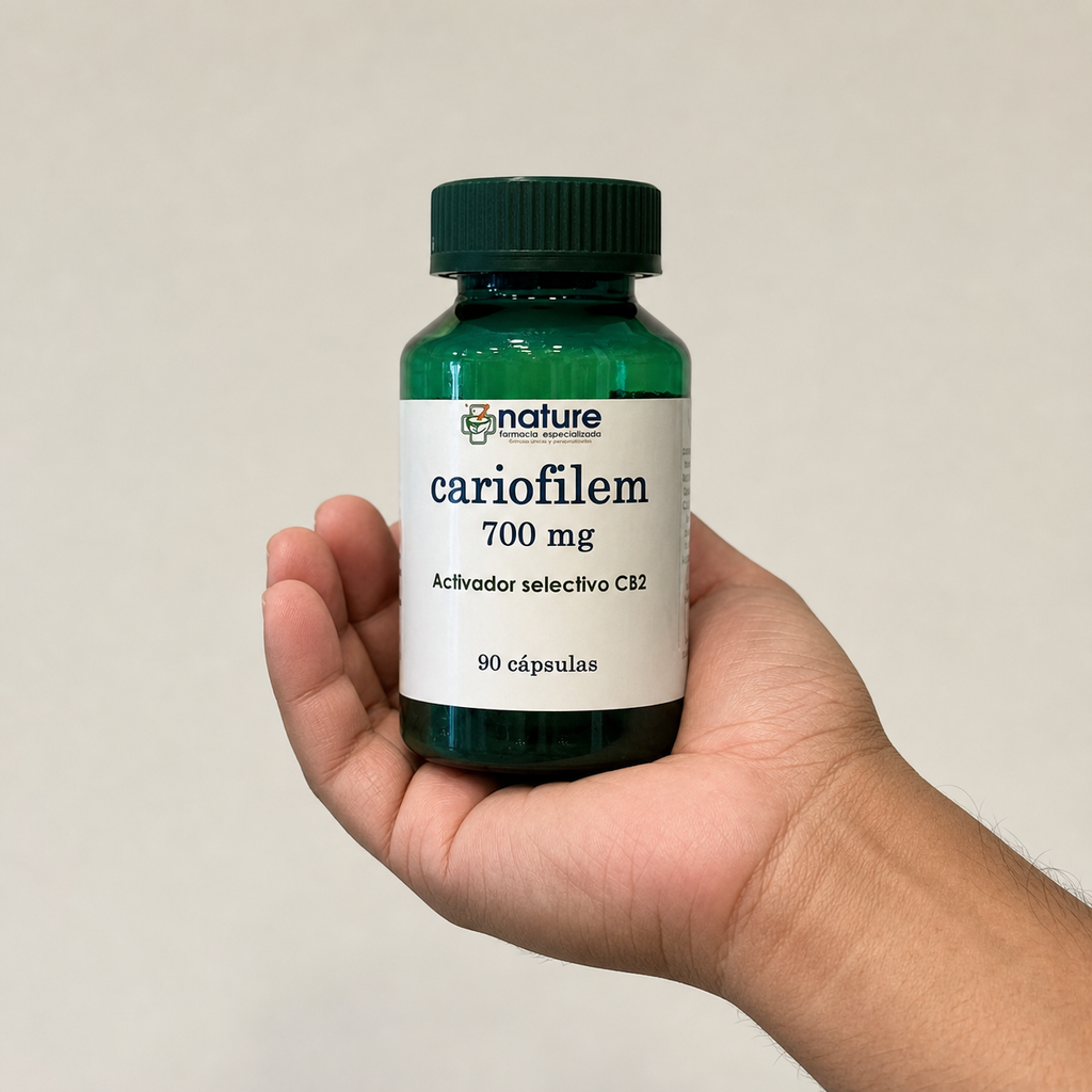 Cariofilem 700 mg — el frasco sostenido en una mano, para ver su tamaño real