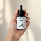 Chancapiedra gotas Fco.30ml — el envase sostenido en una mano, para ver su tamaño real