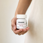 chroonic — el envase sostenido en una mano, para ver su tamaño real