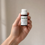 Ciprés Oil – Aceite esencial de ciprés — el envase sostenido en una mano, para ver su tamaño real