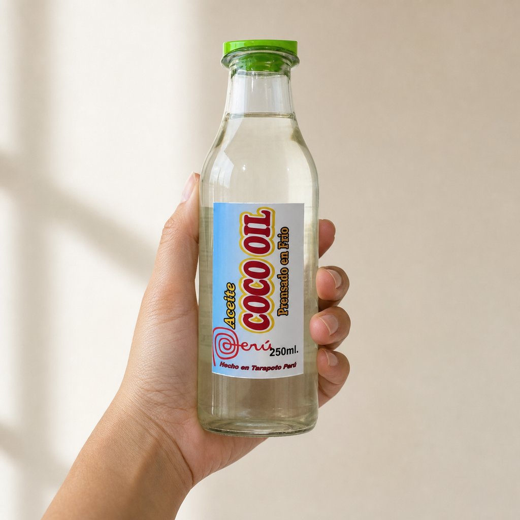 Coco Oil (250 ml) — el envase sostenido en una mano, para ver su tamaño real