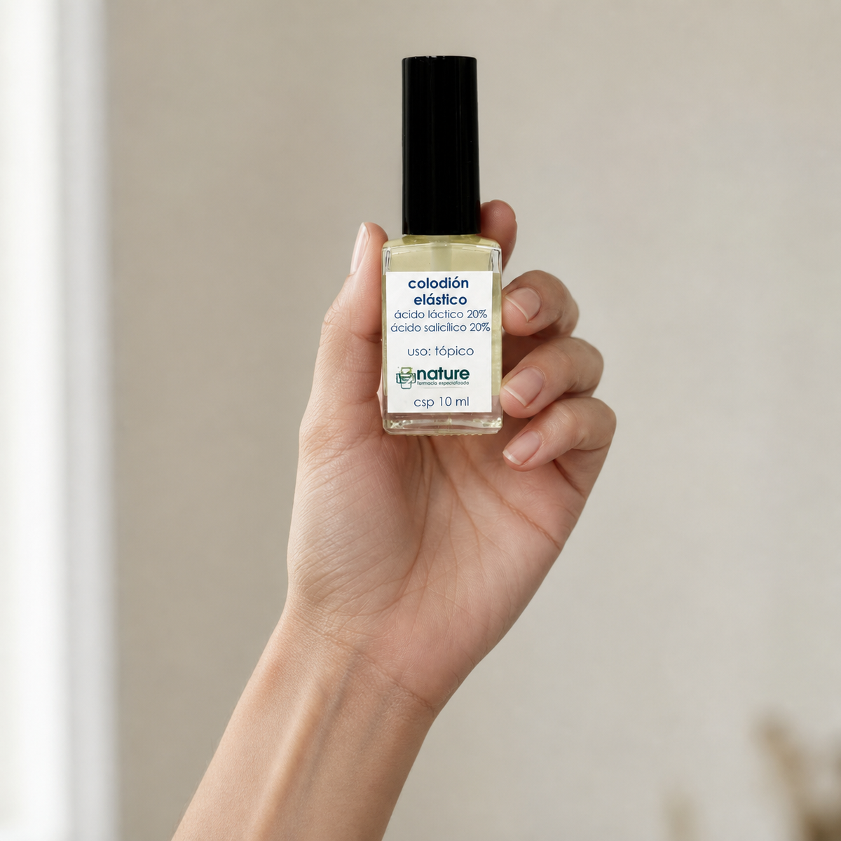 Colodión Elástico – Ácido láctico 20% + Ácido salicílico 20% — el envase sostenido en una mano, para ver su tamaño real