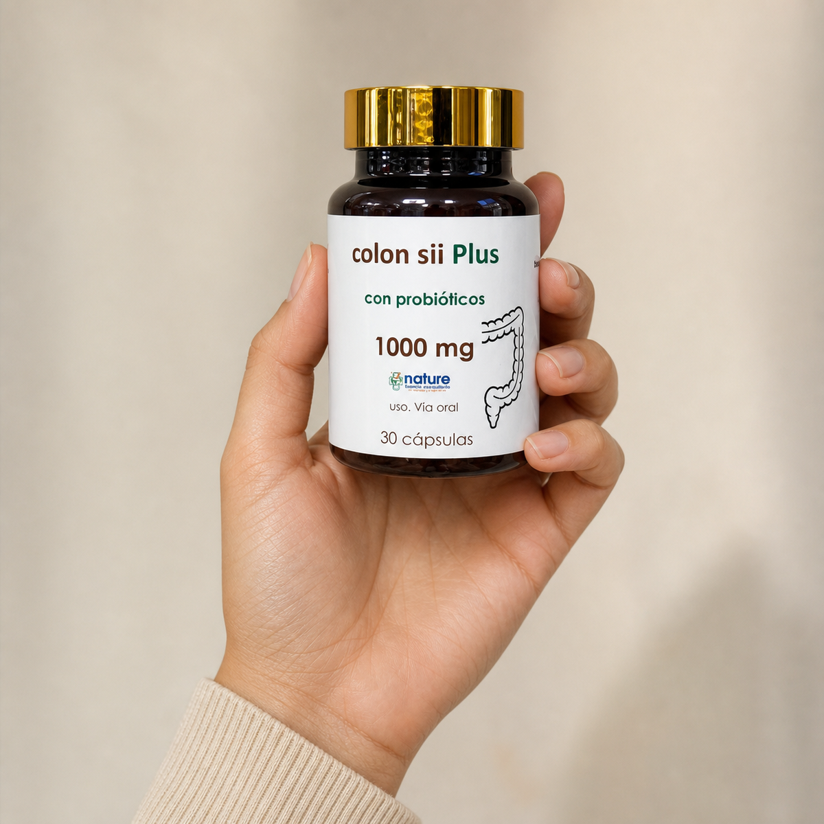 Colon sii Plus con Probióticos – 1000 mg — el envase sostenido en una mano, para ver su tamaño real