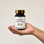 Copaiba + Sangre de Grado — el frasco sostenido en una mano, para ver su tamaño real