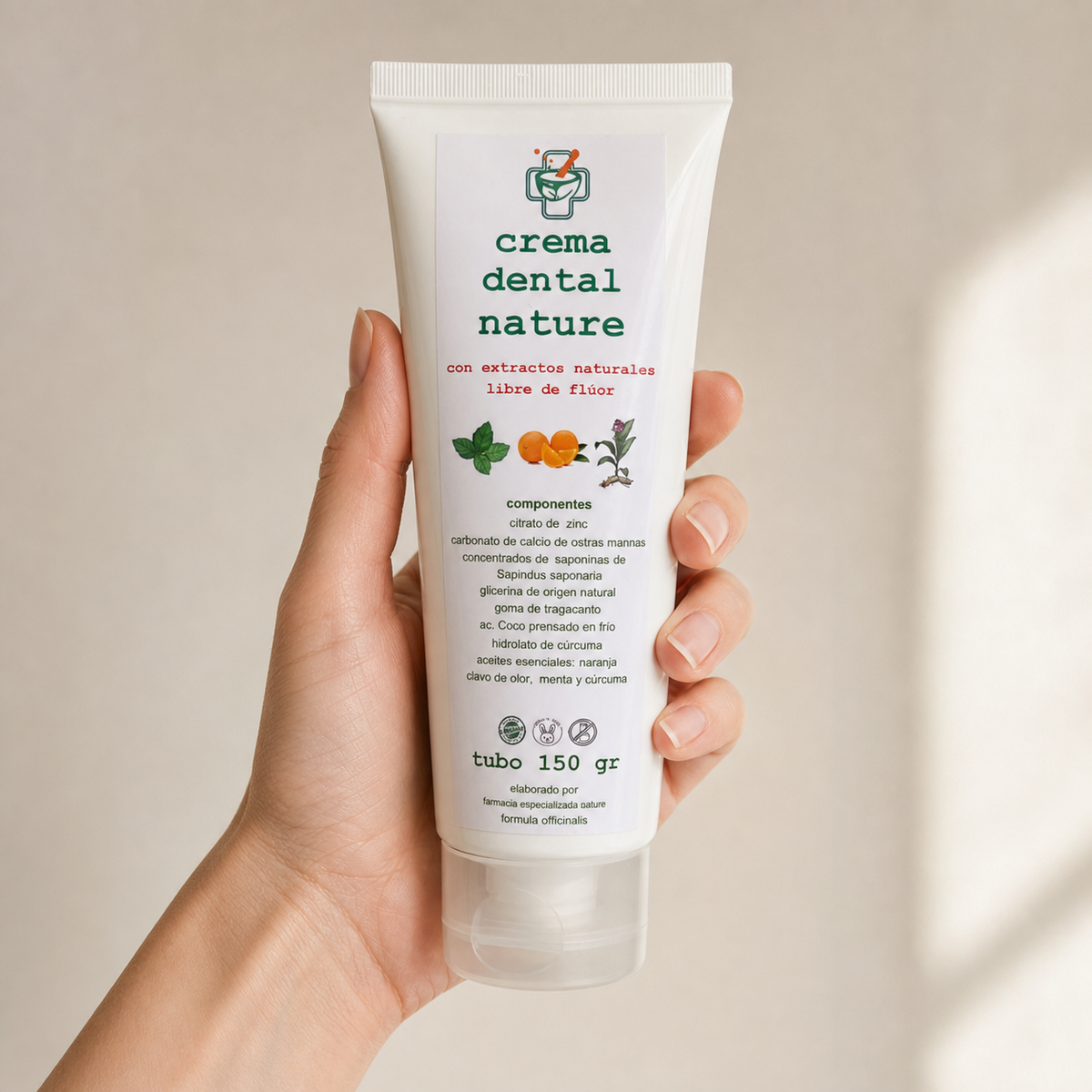 Crema Dental Nature — el envase sostenido en una mano, para ver su tamaño real