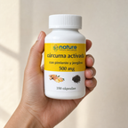 Cúrcuma activada 500 mg — el envase sostenido en una mano, para ver su tamaño real