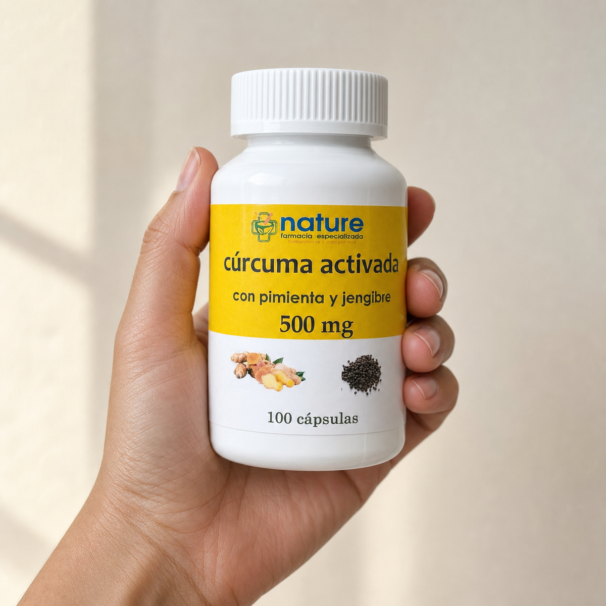 Cúrcuma activada 500 mg — el envase sostenido en una mano, para ver su tamaño real