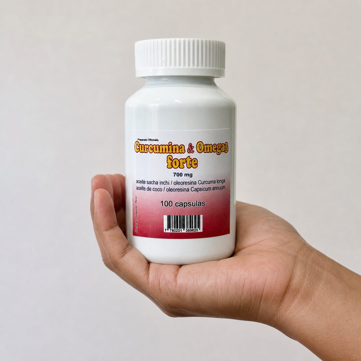 Curcumina & Omega3 forte — el frasco sostenido en una mano, para ver su tamaño real