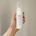 Derma Skin Nature — el envase sostenido en una mano, para ver su tamaño real