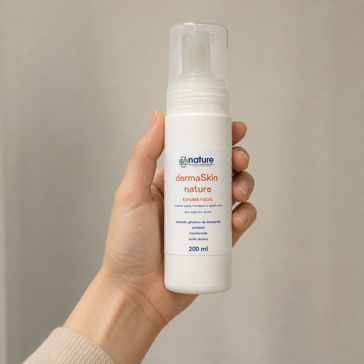 Derma Skin Nature — el envase sostenido en una mano, para ver su tamaño real
