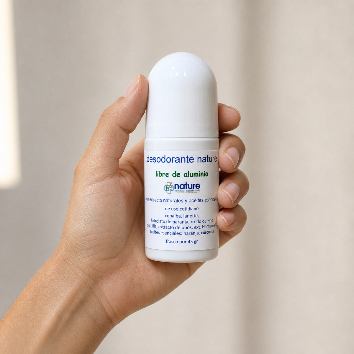 Desodorante Nature – Roll-on — el envase sostenido en una mano, para ver su tamaño real