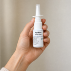 Equilibra – Spray nasal — el envase sostenido en una mano, para ver su tamaño real
