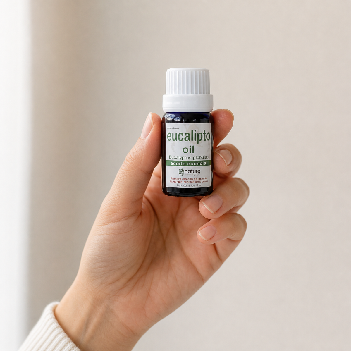 Eucalipto Oil (aceite esencial) — el envase sostenido en una mano, para ver su tamaño real
