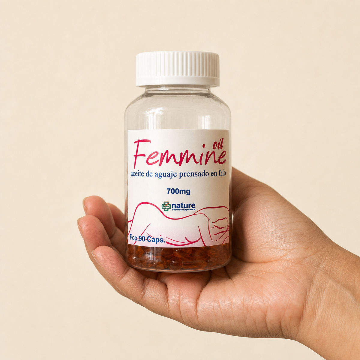 Femmine Oil — el frasco sostenido en una mano, para ver su tamaño real