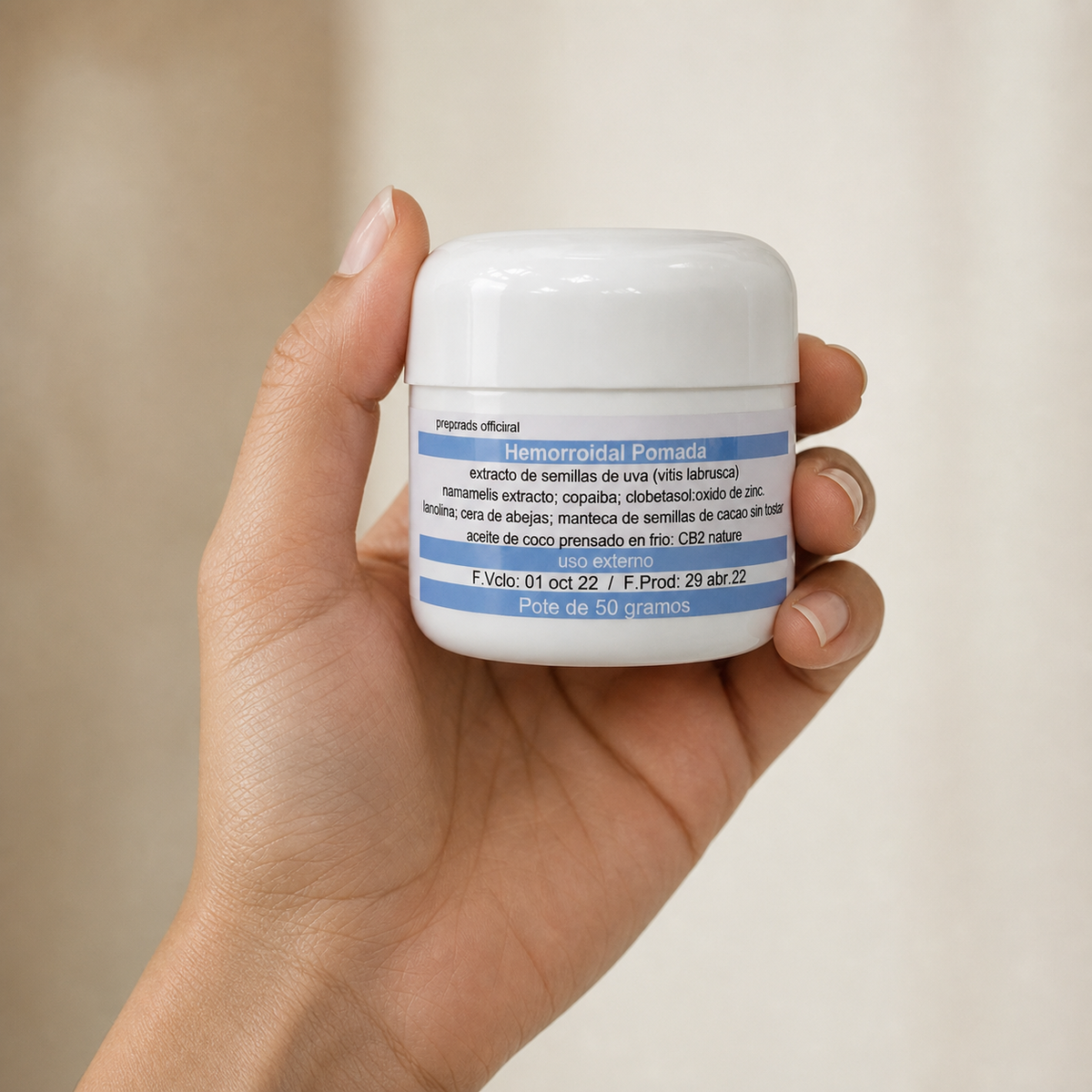 Hemorroidal Pomada — el envase sostenido en una mano, para ver su tamaño real