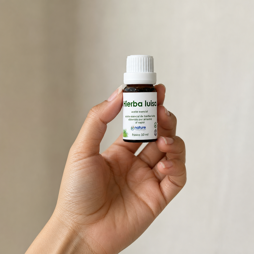 Hierba Luisa – Aceite esencial — el envase sostenido en una mano, para ver su tamaño real