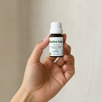 Hierba Luisa – Aceite esencial — el envase sostenido en una mano, para ver su tamaño real