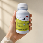 Inmuno Zinc Caps — el envase sostenido en una mano, para ver su tamaño real