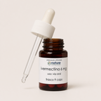 Ivermectina – 6 mg/mL + aceite de naranja — el envase abierto, con el gotero apoyado