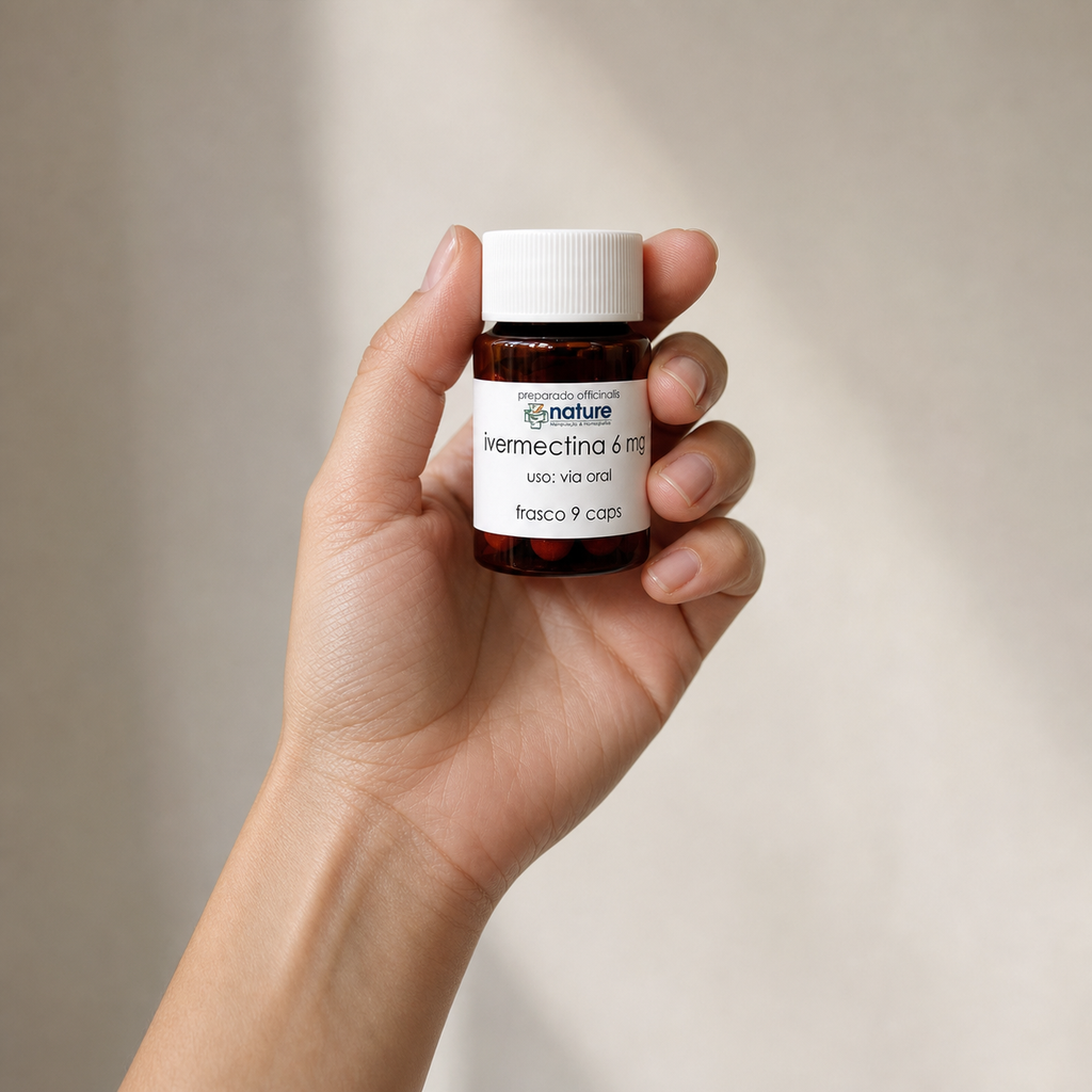 Ivermectina – 6 mg/mL + aceite de naranja — el envase sostenido en una mano, para ver su tamaño real
