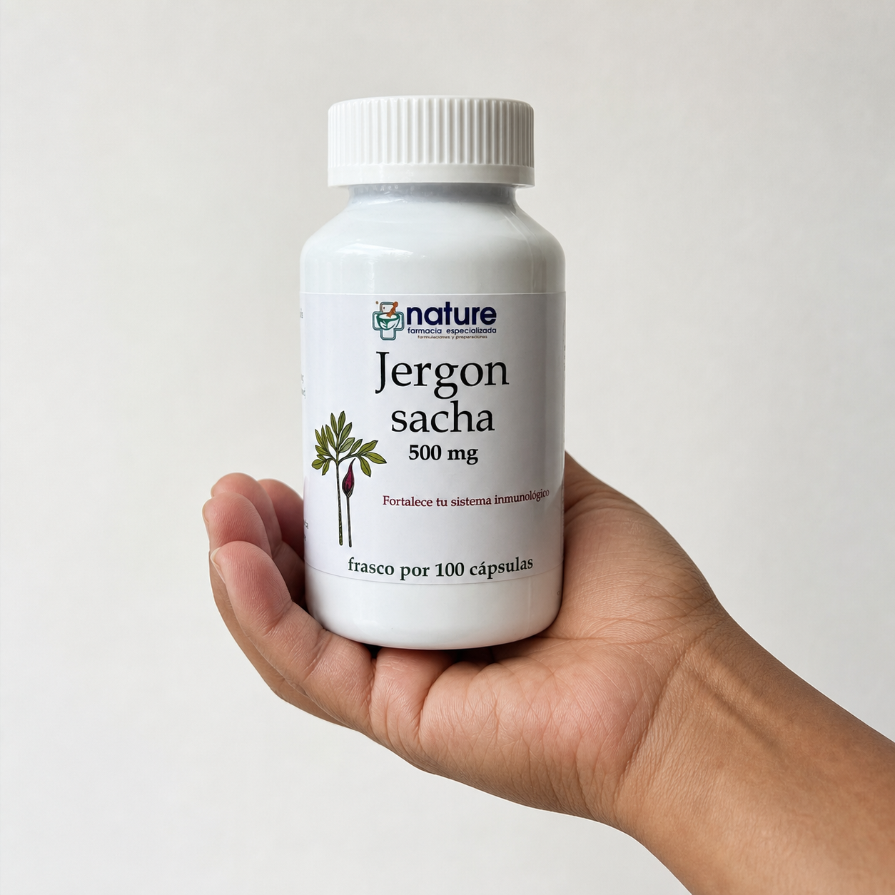 Jergón sacha 500 mg — el frasco sostenido en una mano, para ver su tamaño real