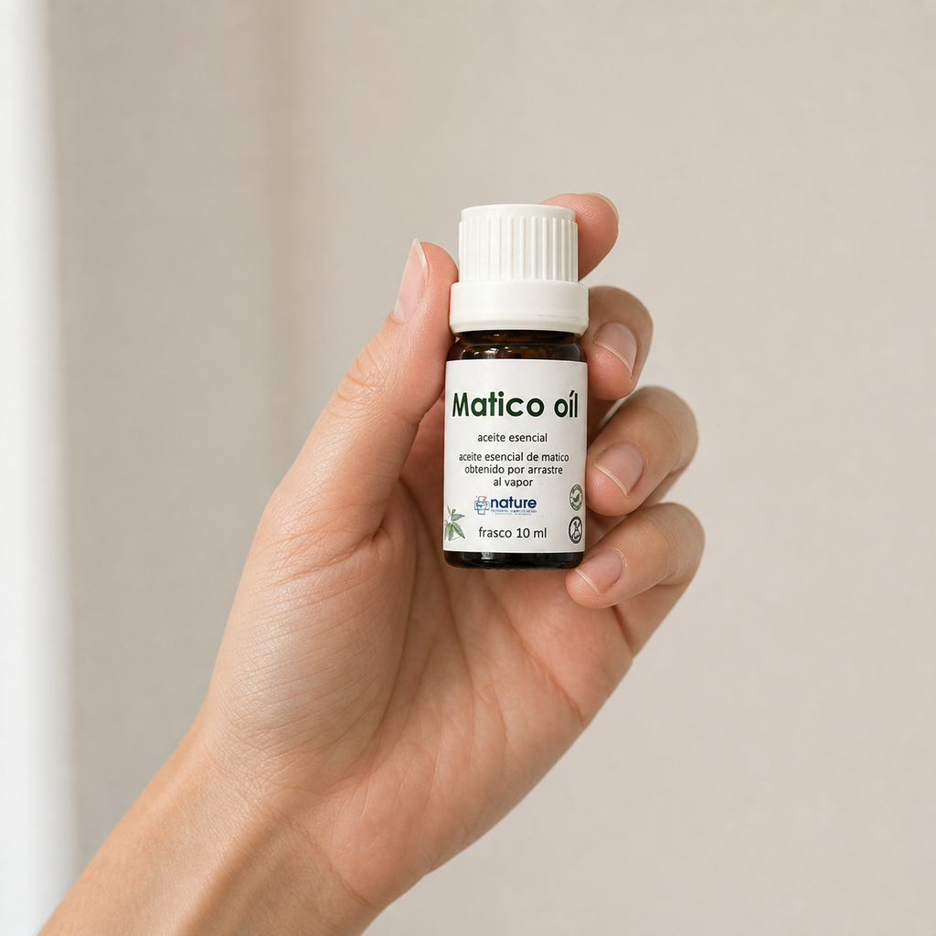Matico Oil – Aceite esencial de Piper aduncum — el envase sostenido en una mano, para ver su tamaño real