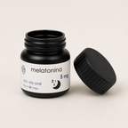 Melatonina – 5 mg — el envase abierto, con la tapa al costado