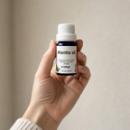 Menta Oil – Aceite esencial de menta — el envase sostenido en una mano, para ver su tamaño real