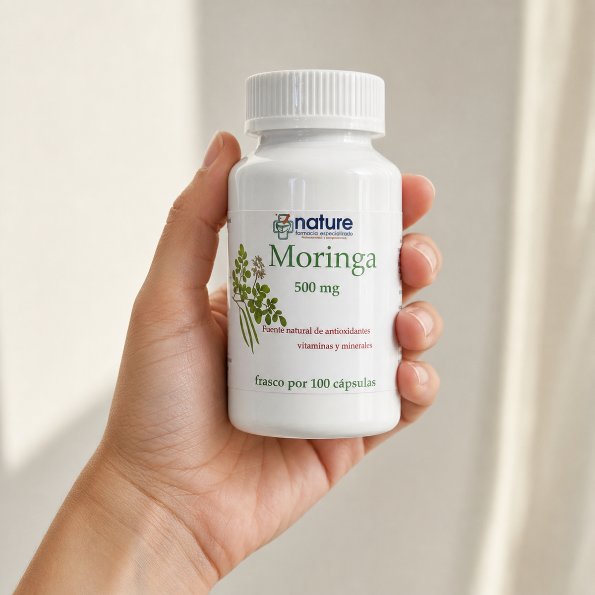 Moringa — el envase sostenido en una mano, para ver su tamaño real