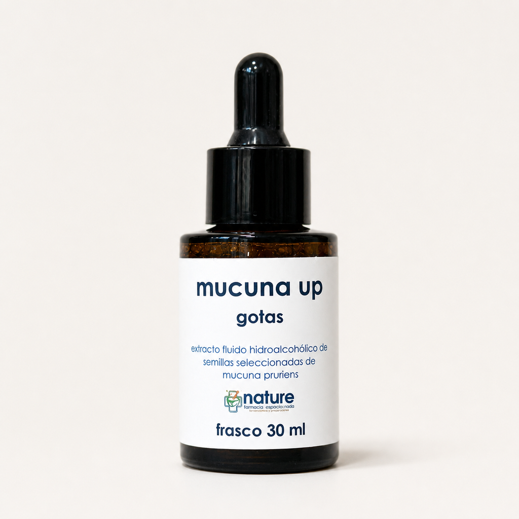 Mucuna Up — frasco de vidrio ámbar de 30 mL con gotero, sobre fondo de estudio hueso