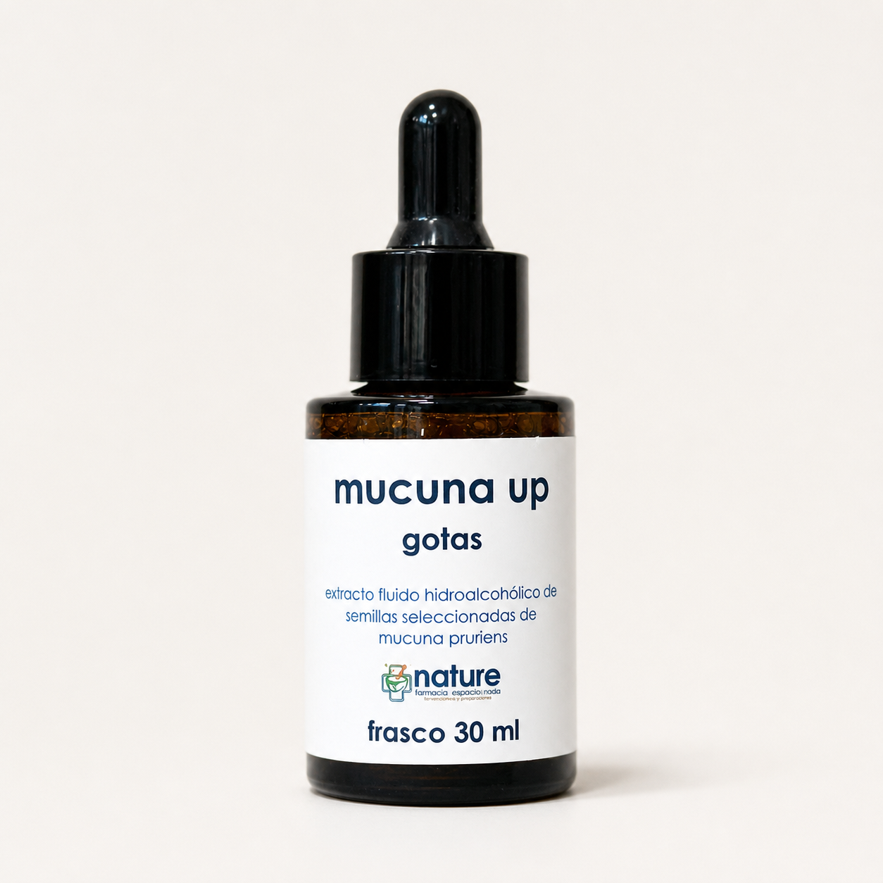 Mucuna Up — frasco de vidrio ámbar de 30 mL con gotero, sobre fondo de estudio hueso