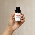 Muña Oil – Aceite esencial de Minthostachys mollis — el envase sostenido en una mano, para ver su tamaño real
