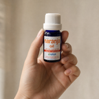 Naranja Oil (aceite esencial) — el envase sostenido en una mano, para ver su tamaño real