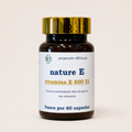 Nature E (vitamina E) 600 UI — el envase sobre fondo claro