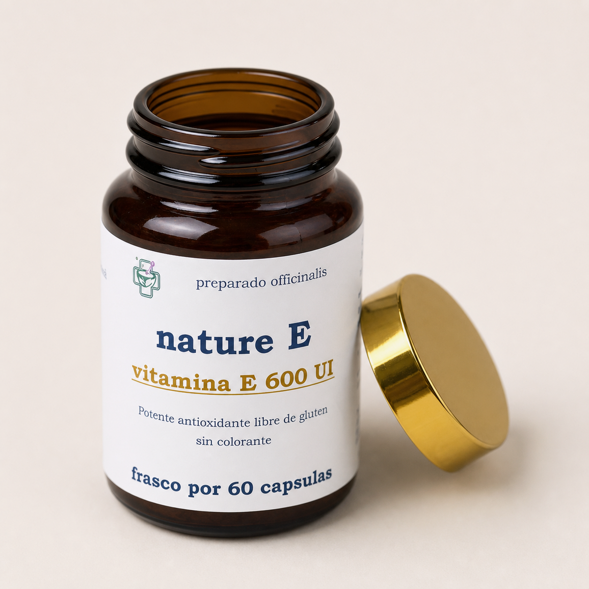 Nature E (vitamina E) 600 UI — el envase abierto, con la tapa al costado