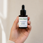 Normo hepato gotas Fco.30ml — el envase sostenido en una mano, para ver su tamaño real