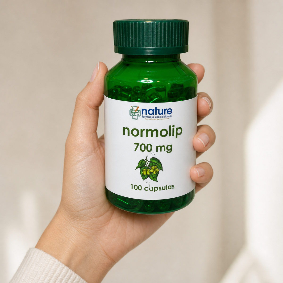 Normolip — el envase sostenido en una mano, para ver su tamaño real