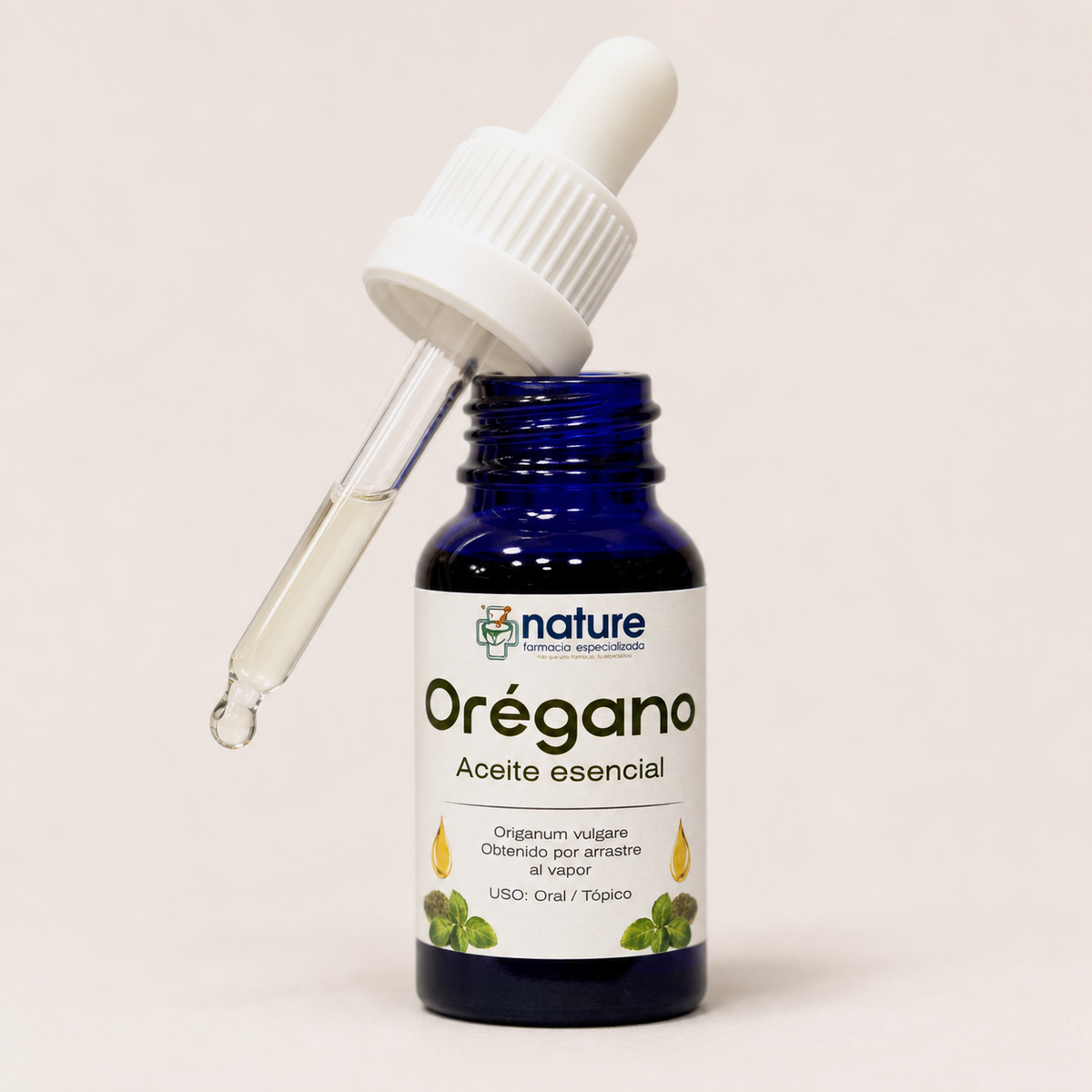 Orégano – Aceite esencial de Origanum vulgare — el envase abierto, con el gotero apoyado