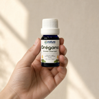 Orégano – Aceite esencial de Origanum vulgare — el envase sostenido en una mano, para ver su tamaño real