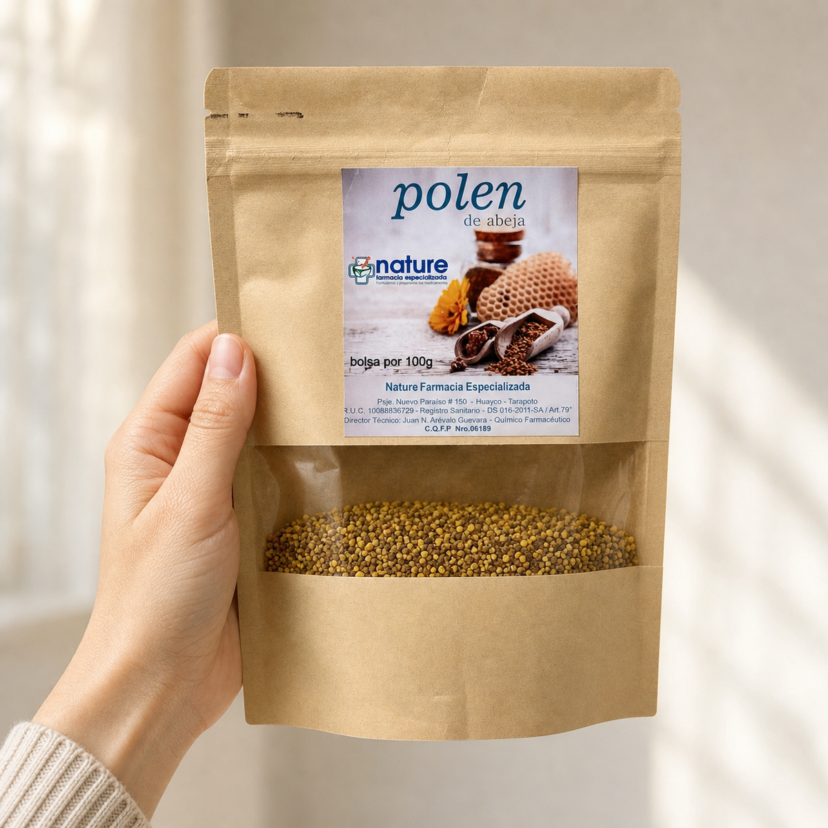 Polen de abeja — el envase sostenido en una mano, para ver su tamaño real