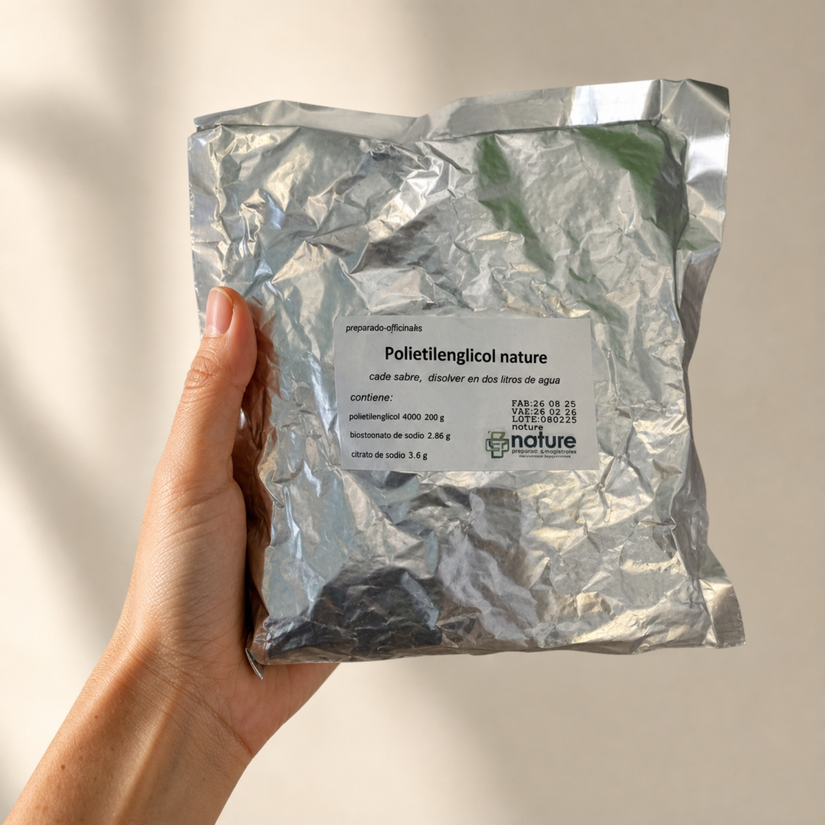Polietilenglicol Nature — el envase sostenido en una mano, para ver su tamaño real